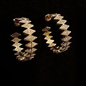 House of Harlow Howlite Hoopsq